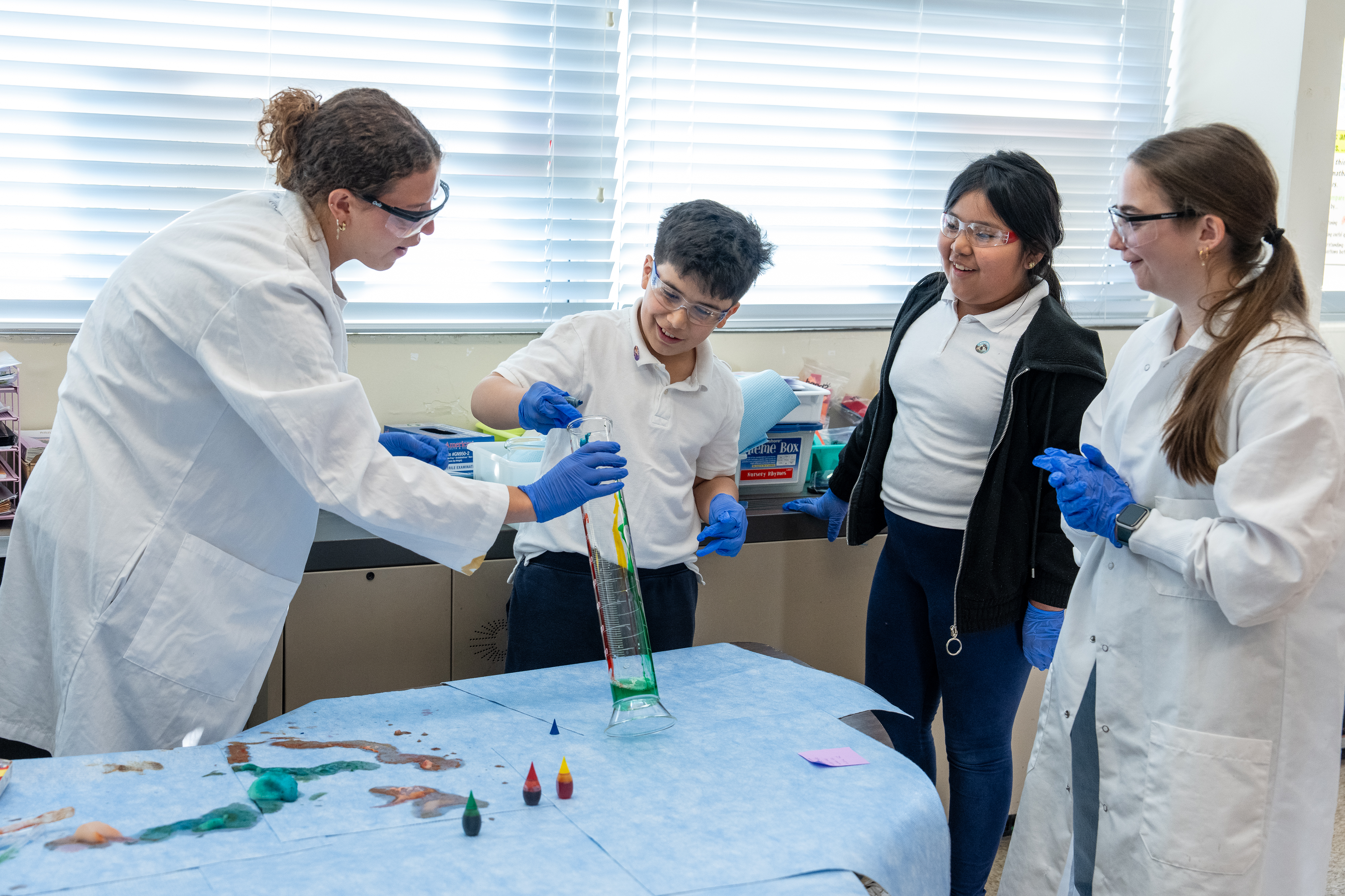 Creative Chemistry Class Inspires Undergrads and Local Elementary ...
