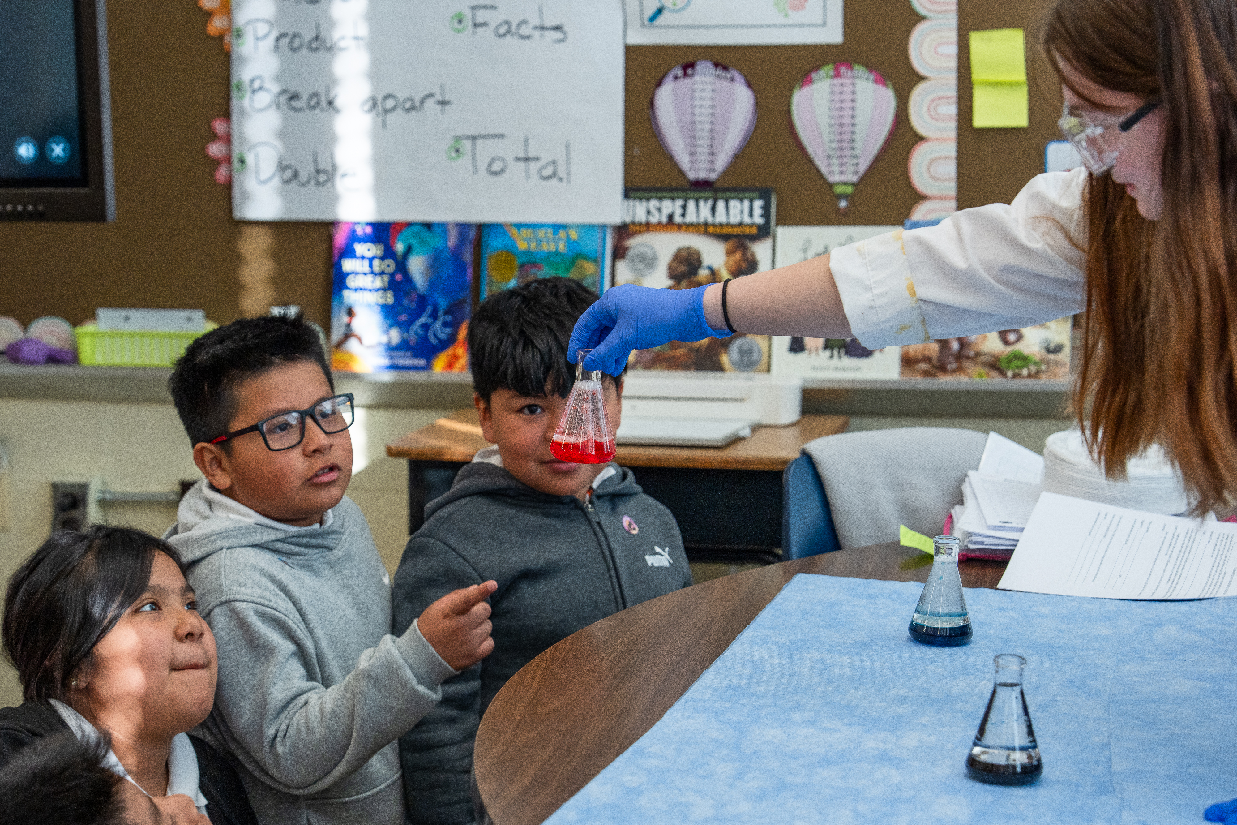 UMD students visit Langley Park Elementary for CHEM316 chemistry outreach event