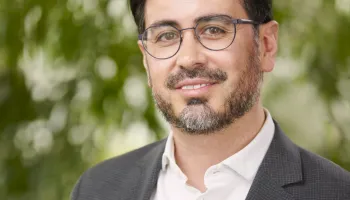 Chemistry and Biochemistry Professor Efrain Rodriguez Named 2023-24 Distinguished Scholar-Teacher