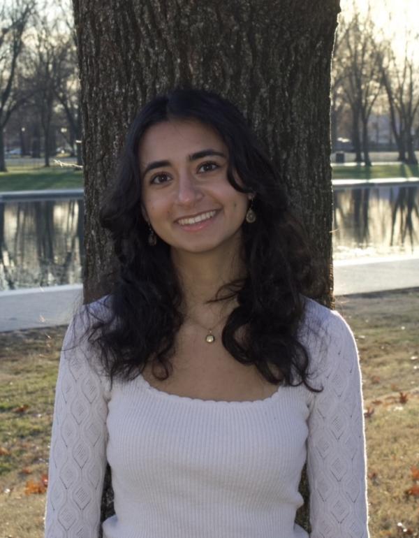 Roxana Azizi headshot