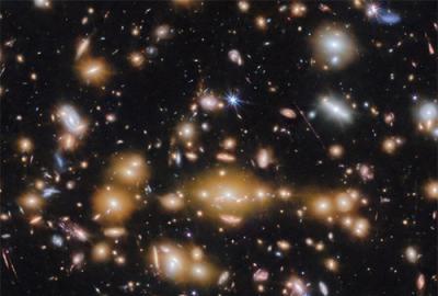 A view of the Cosmic Gems arc compared to a wide-field view of many galaxies against a black background