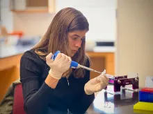 Jenan El-Hifnawi doing lab work