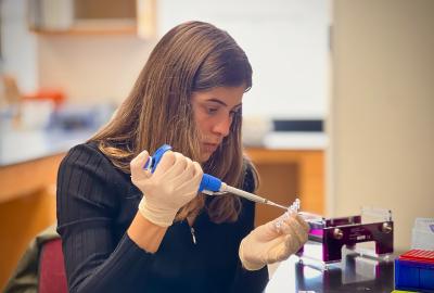 Jenan El-Hifnawi doing lab work