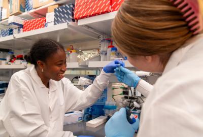 Ademide Adeyemo and Caroline Hobson collaborate at the lab bench.