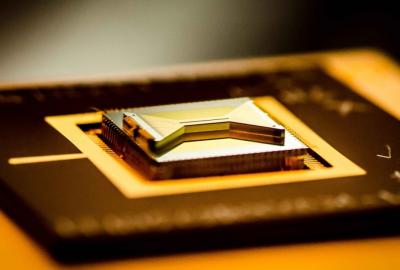 A chip containing an ion trap that researchers use to capture and control atomic ion qubits (quantum bits). (Credit: Kai Hudek/JQI)