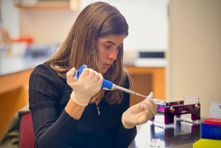Jenan El-Hifnawi doing lab work