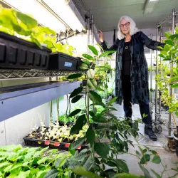 Simon Anne Lab Plants Gift 11062025 JC 9148 1920x1080