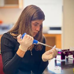 Jenan El-Hifnawi doing lab work