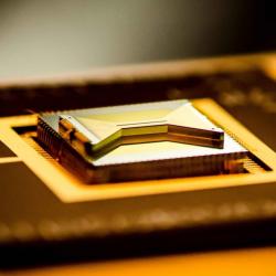 A chip containing an ion trap that researchers use to capture and control atomic ion qubits (quantum bits). (Credit: Kai Hudek/JQI)