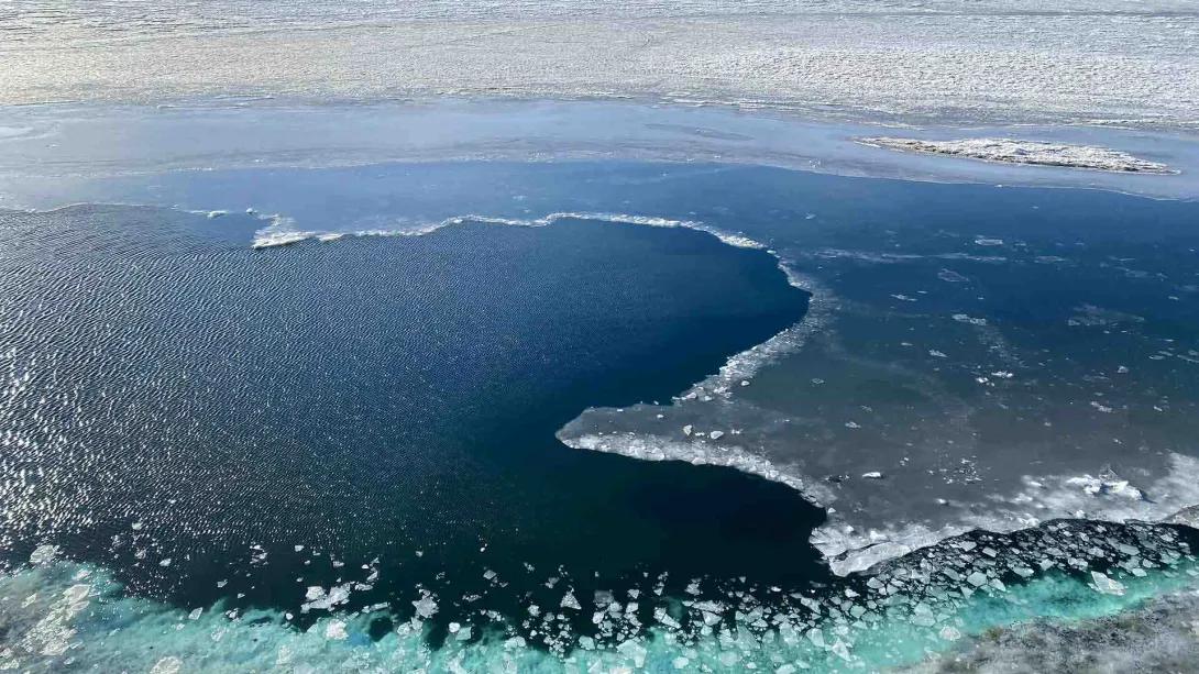 Sea ice breaking up into the ocean.